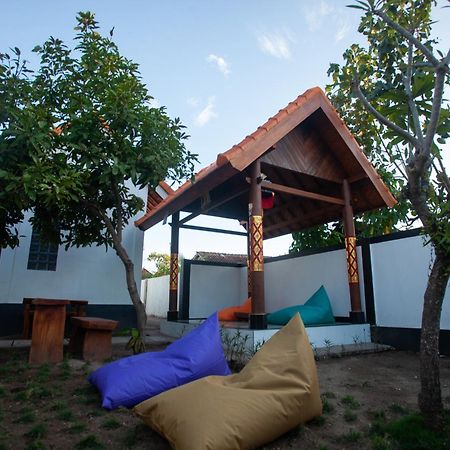 Lucky Hostel Batununggul Екстер'єр фото