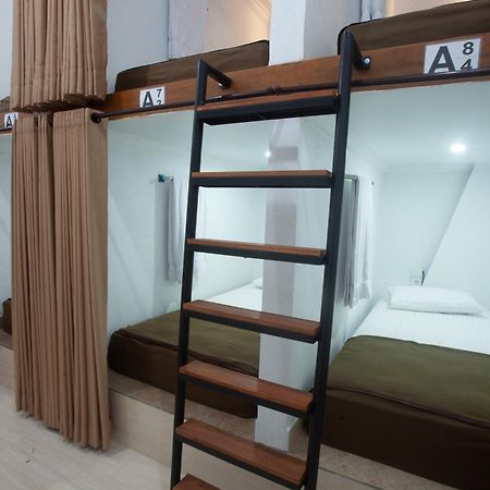 Lucky Hostel Batununggul Екстер'єр фото
