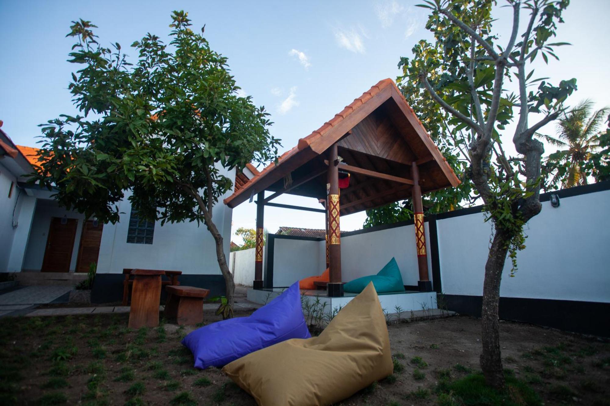 Lucky Hostel Batununggul Екстер'єр фото