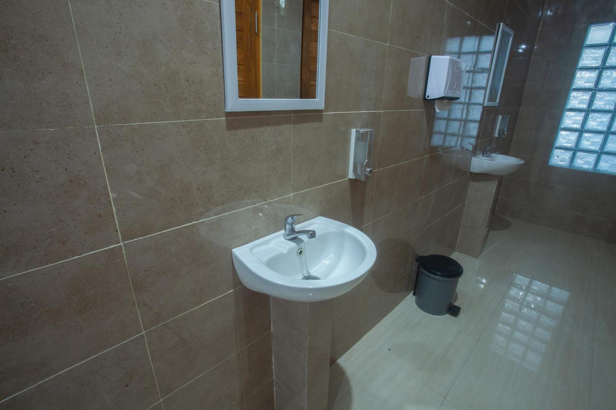 Lucky Hostel Batununggul Екстер'єр фото