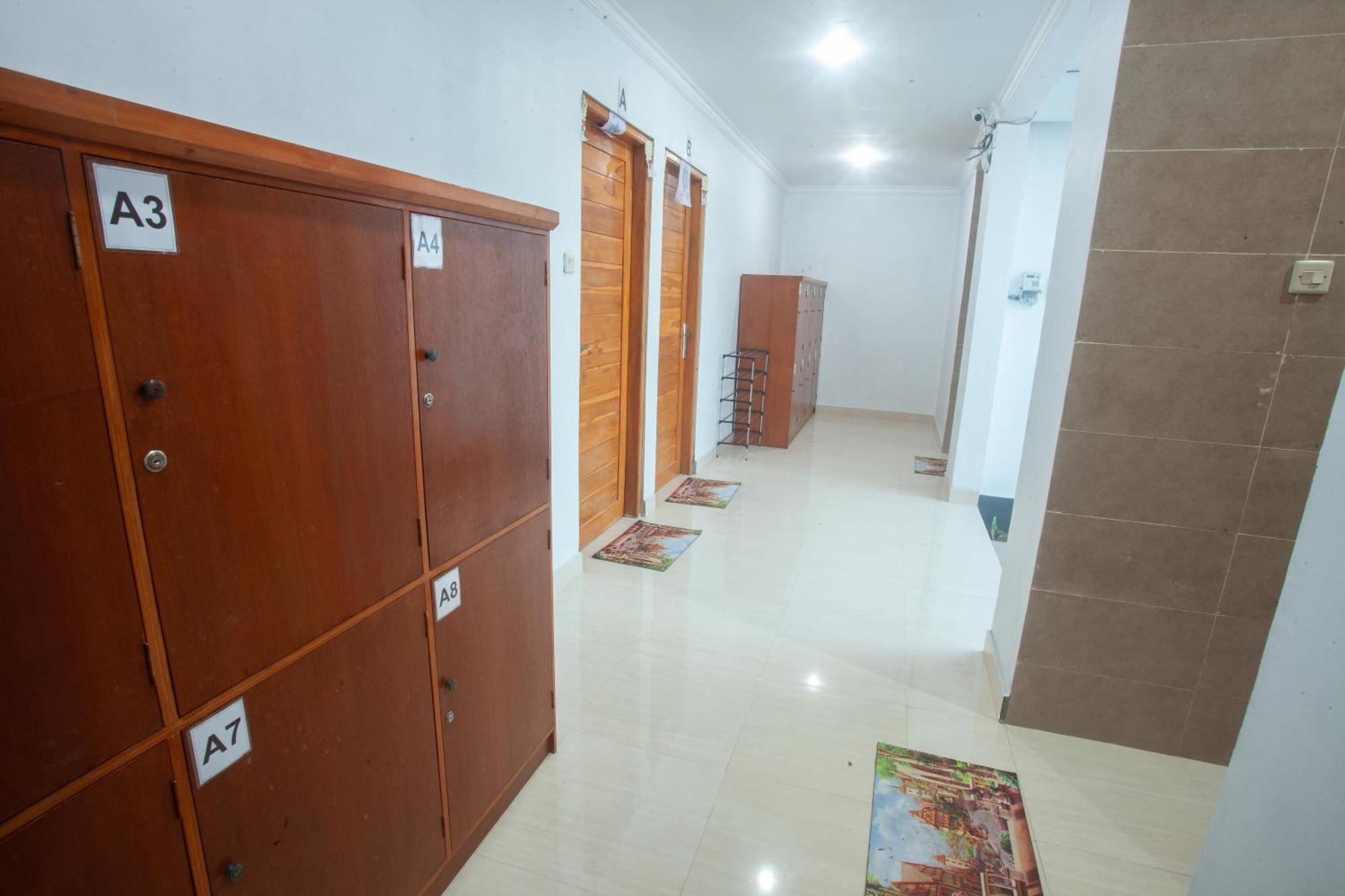 Lucky Hostel Batununggul Екстер'єр фото