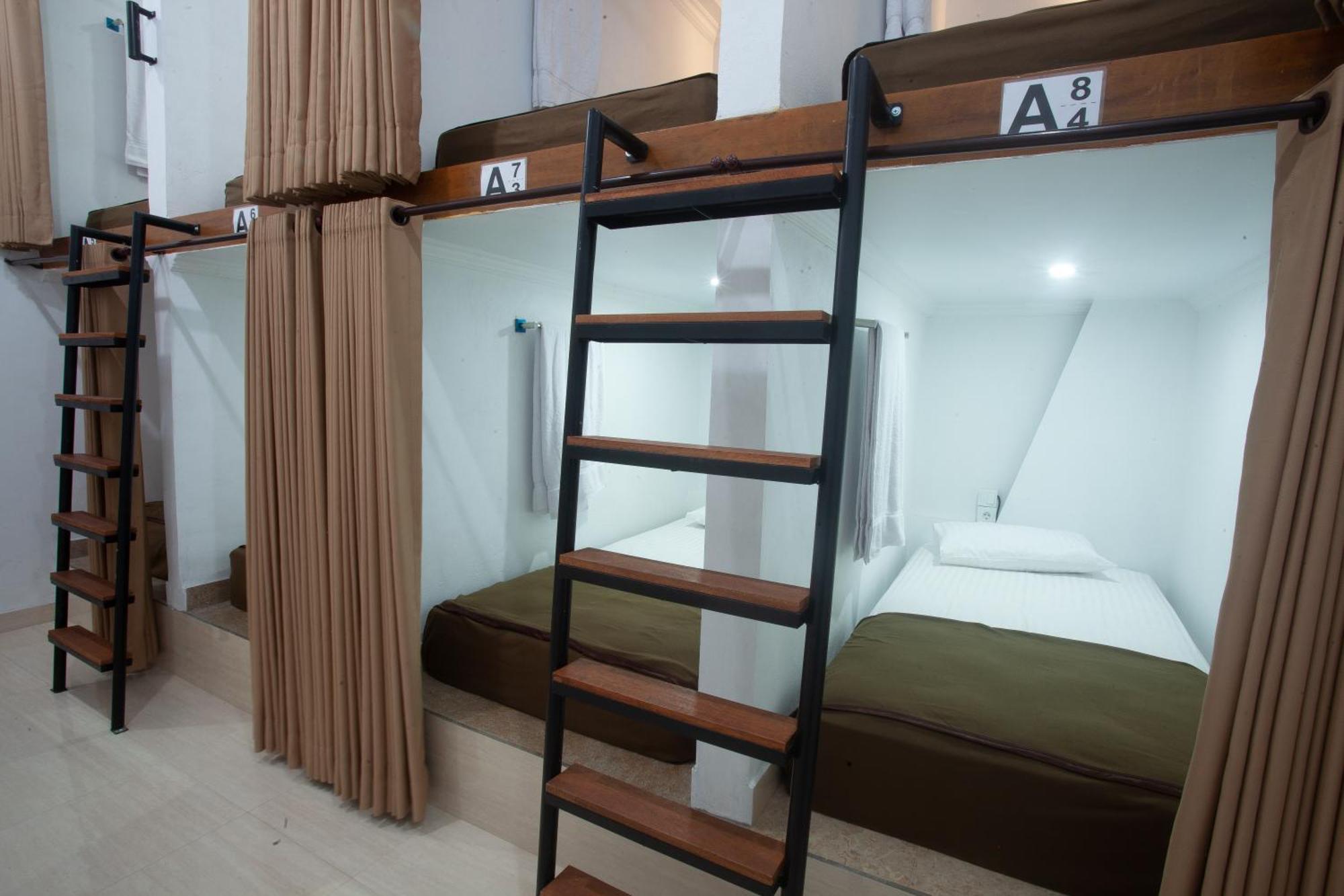 Lucky Hostel Batununggul Екстер'єр фото