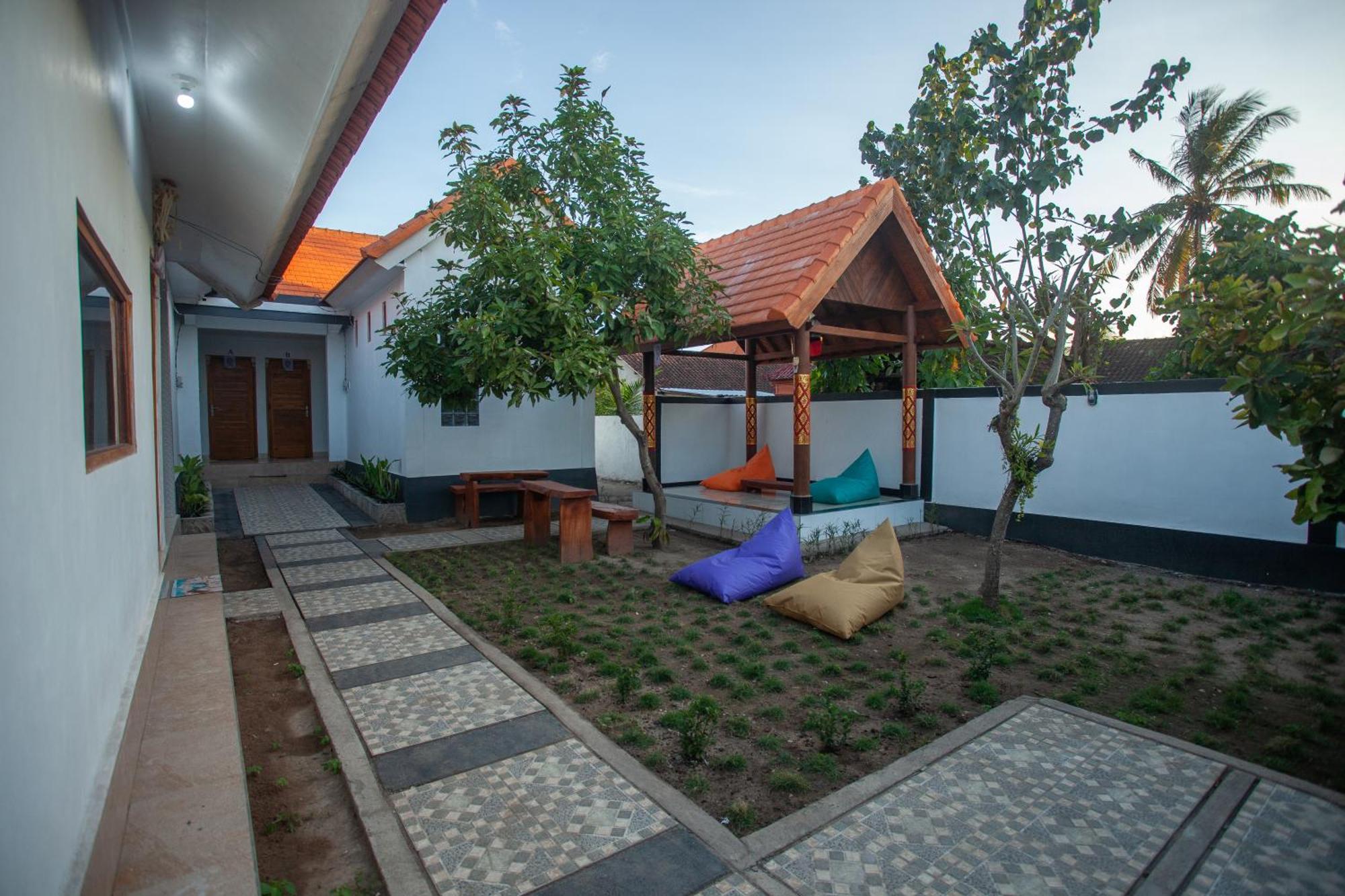 Lucky Hostel Batununggul Екстер'єр фото