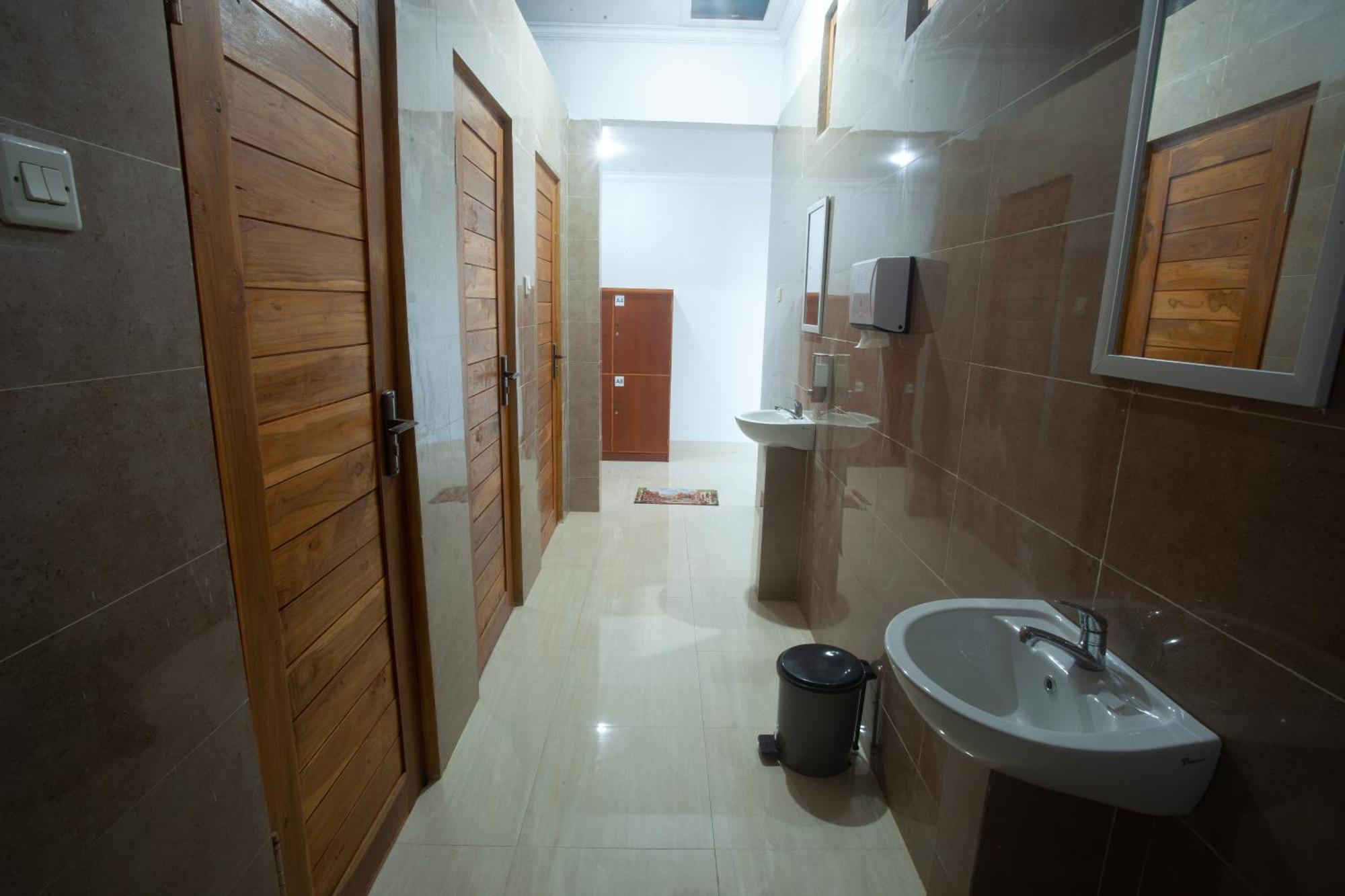 Lucky Hostel Batununggul Екстер'єр фото