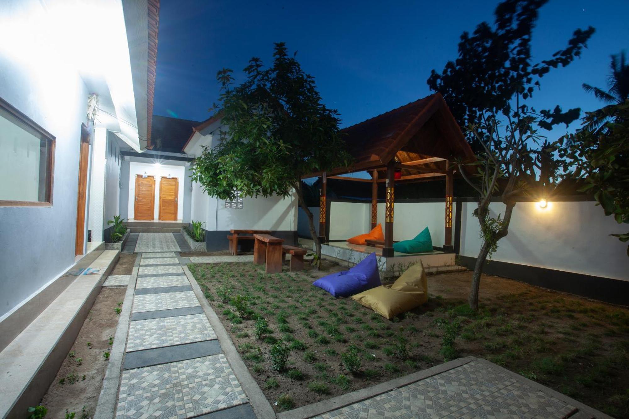 Lucky Hostel Batununggul Екстер'єр фото
