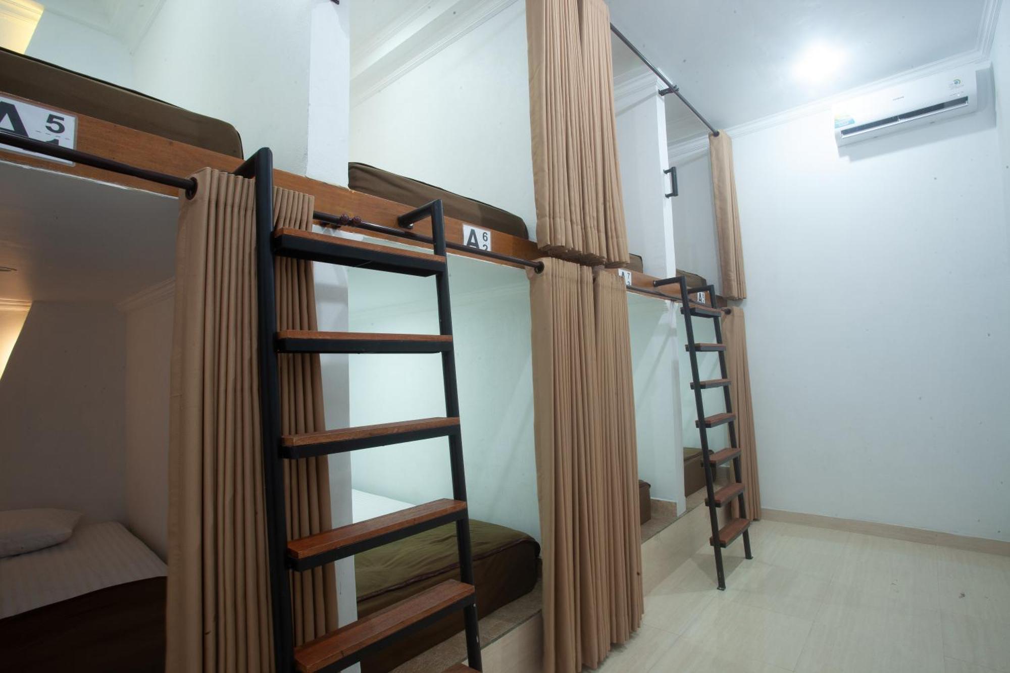 Lucky Hostel Batununggul Екстер'єр фото