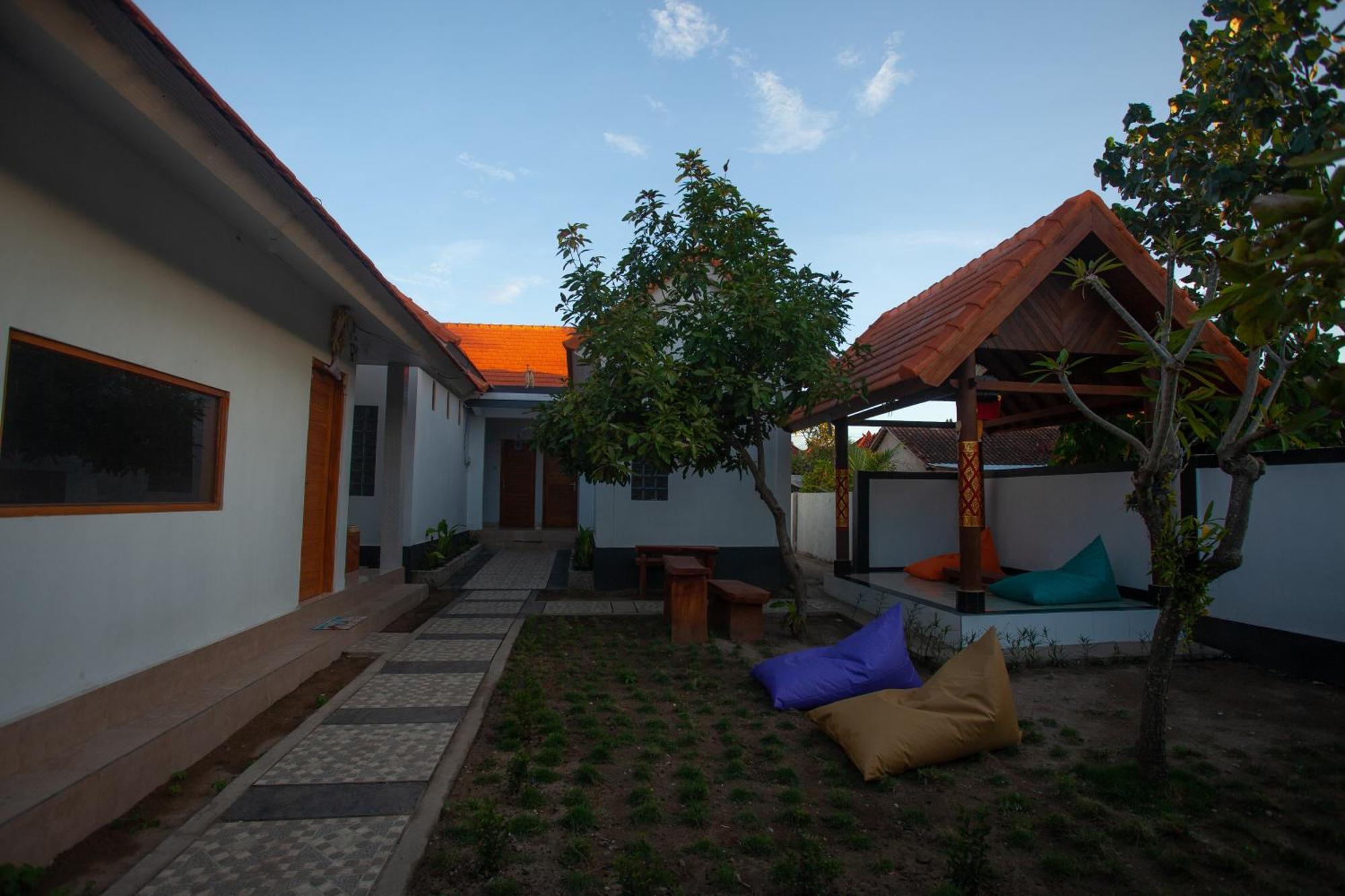Lucky Hostel Batununggul Екстер'єр фото