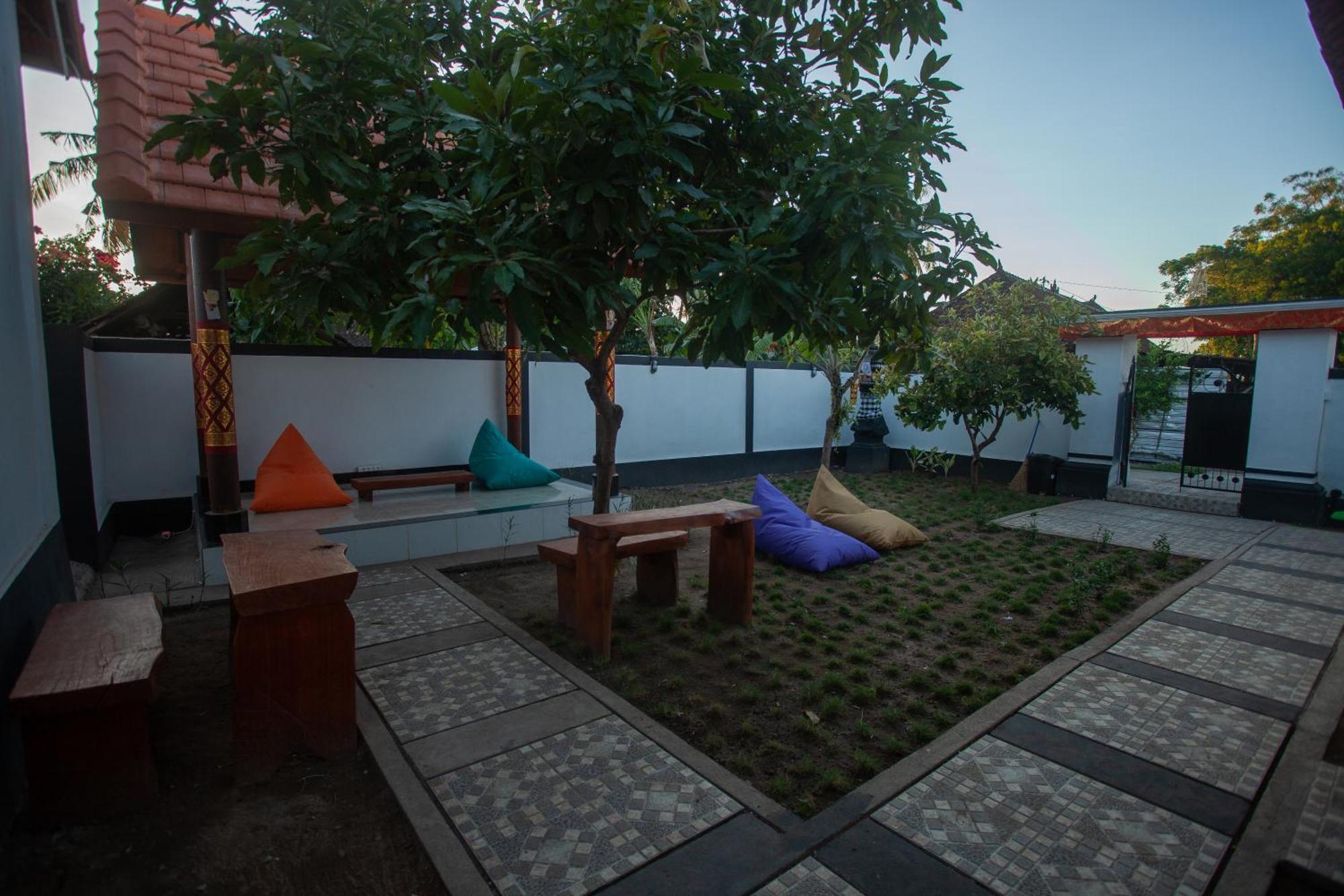 Lucky Hostel Batununggul Екстер'єр фото