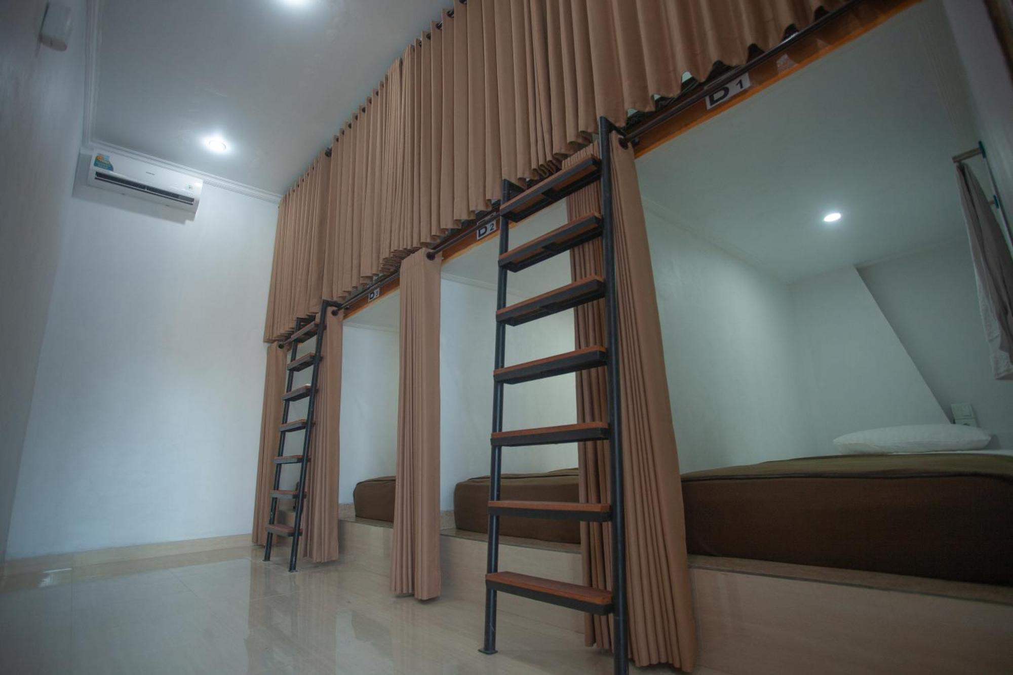 Lucky Hostel Batununggul Екстер'єр фото