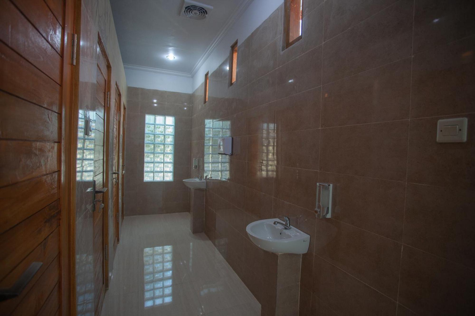 Lucky Hostel Batununggul Екстер'єр фото