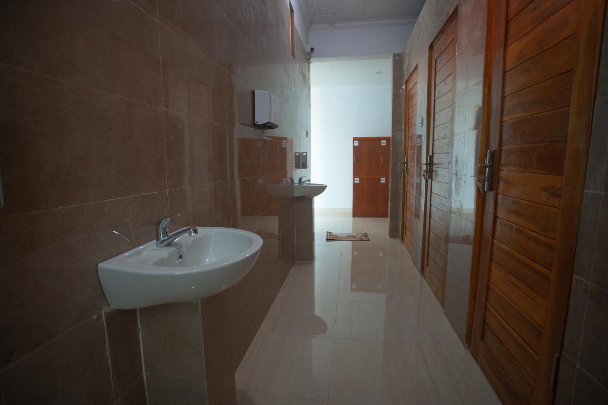 Lucky Hostel Batununggul Екстер'єр фото