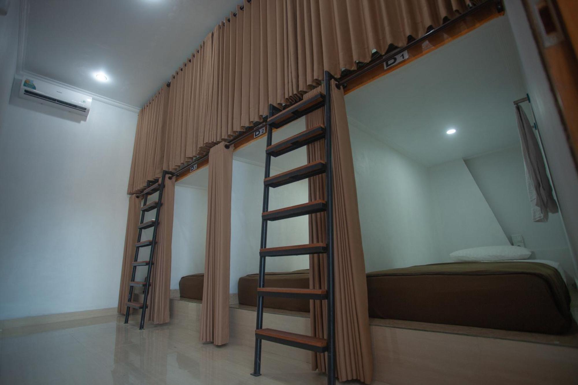 Lucky Hostel Batununggul Екстер'єр фото