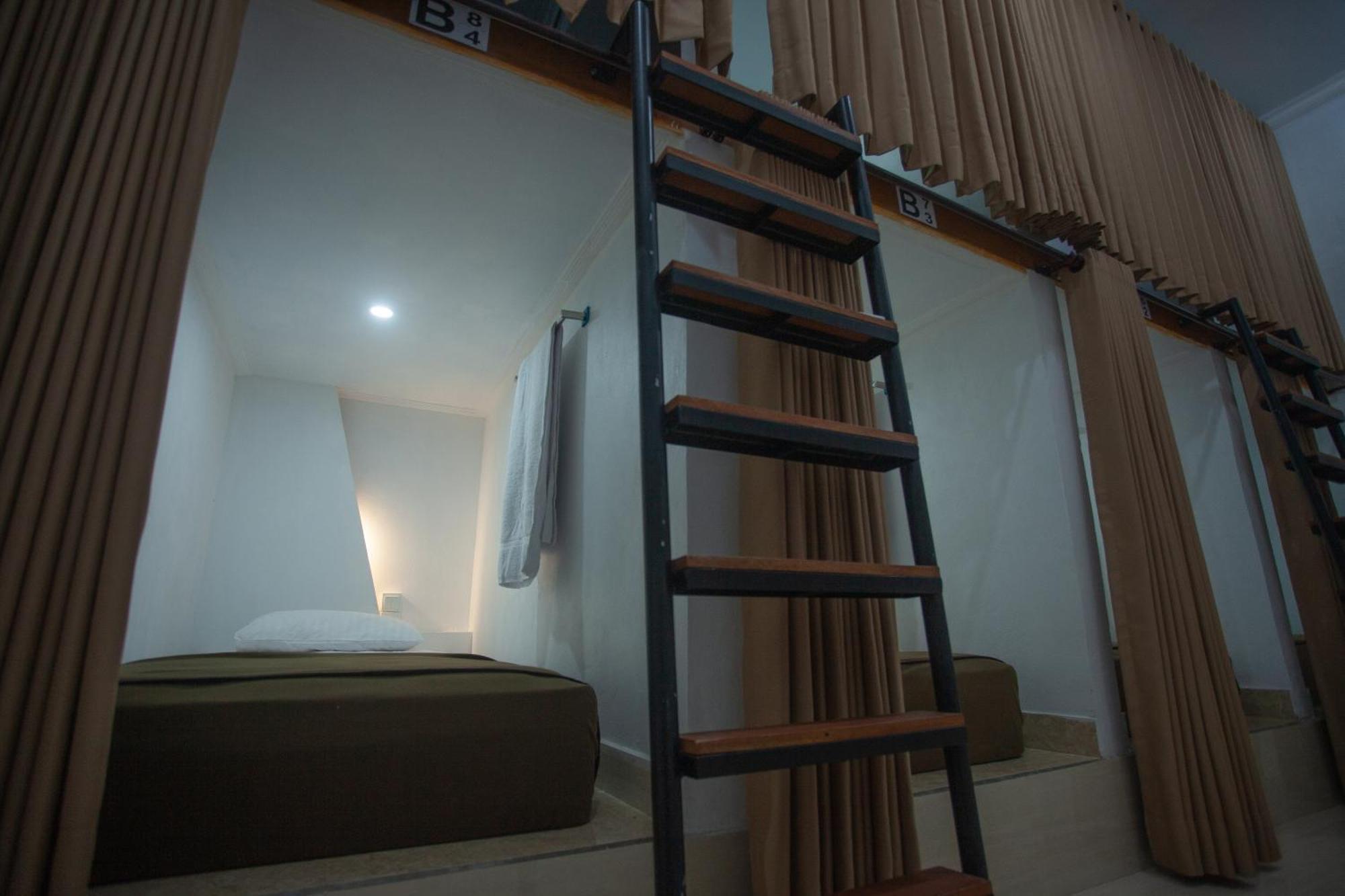 Lucky Hostel Batununggul Екстер'єр фото