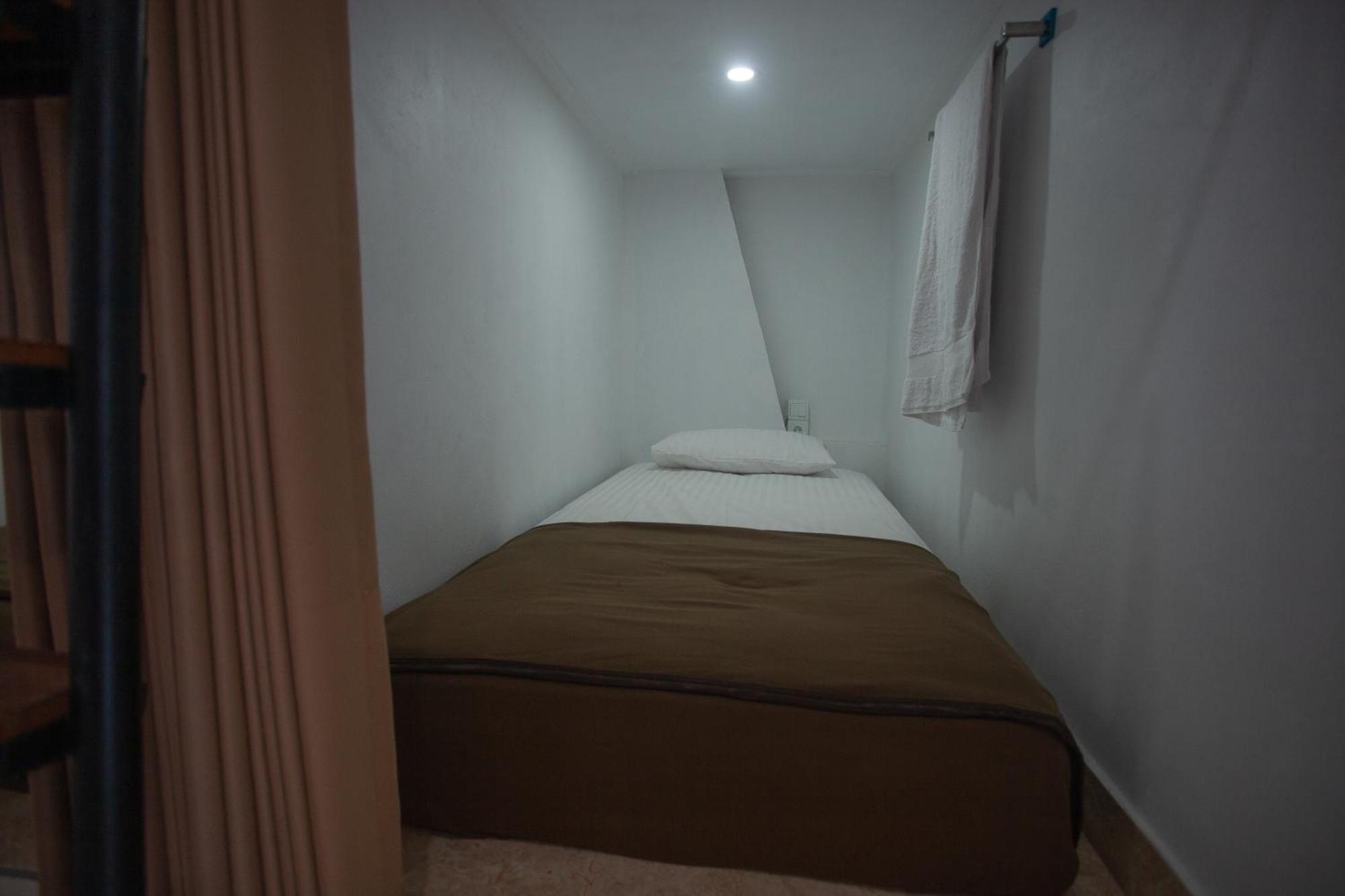 Lucky Hostel Batununggul Екстер'єр фото