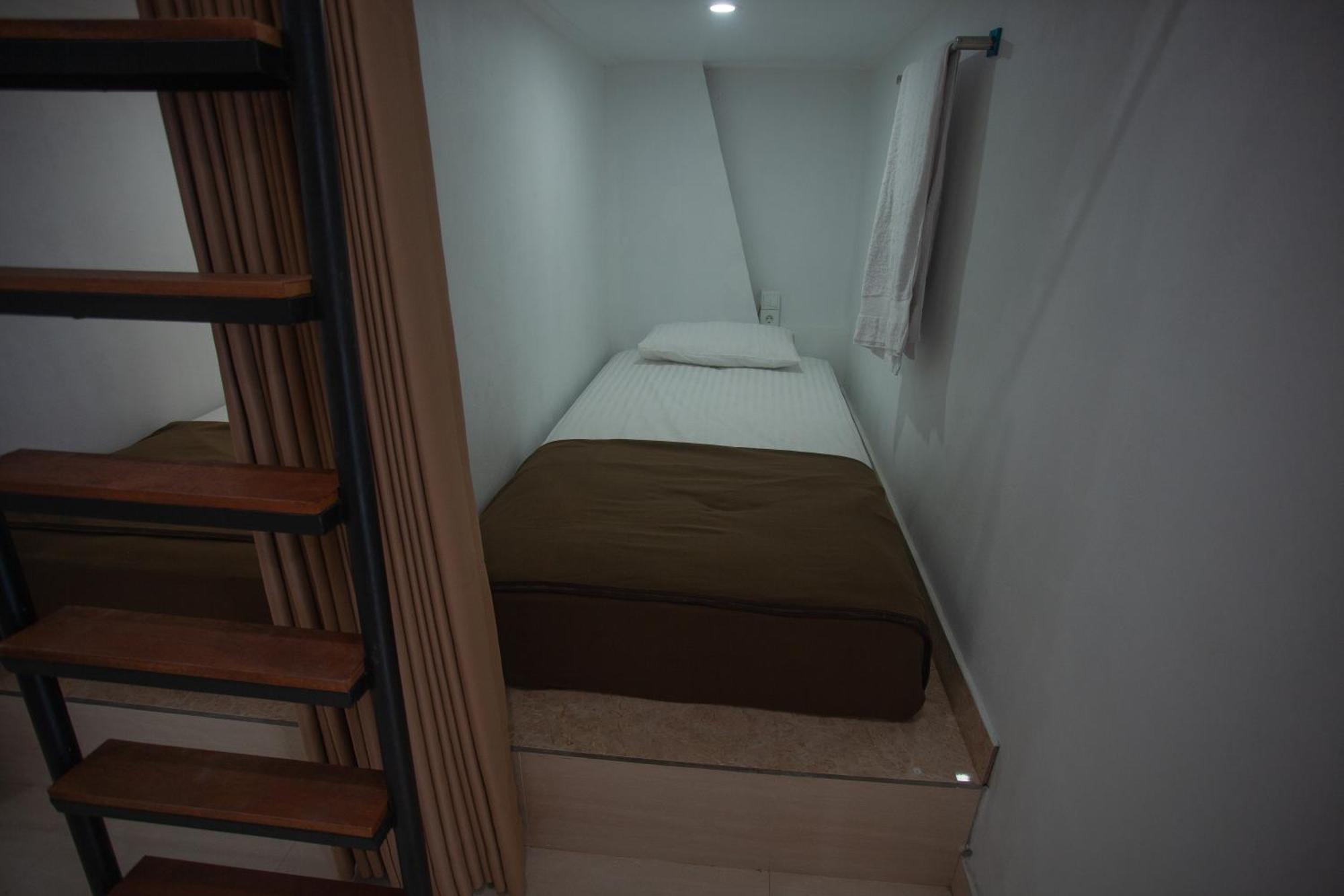 Lucky Hostel Batununggul Екстер'єр фото