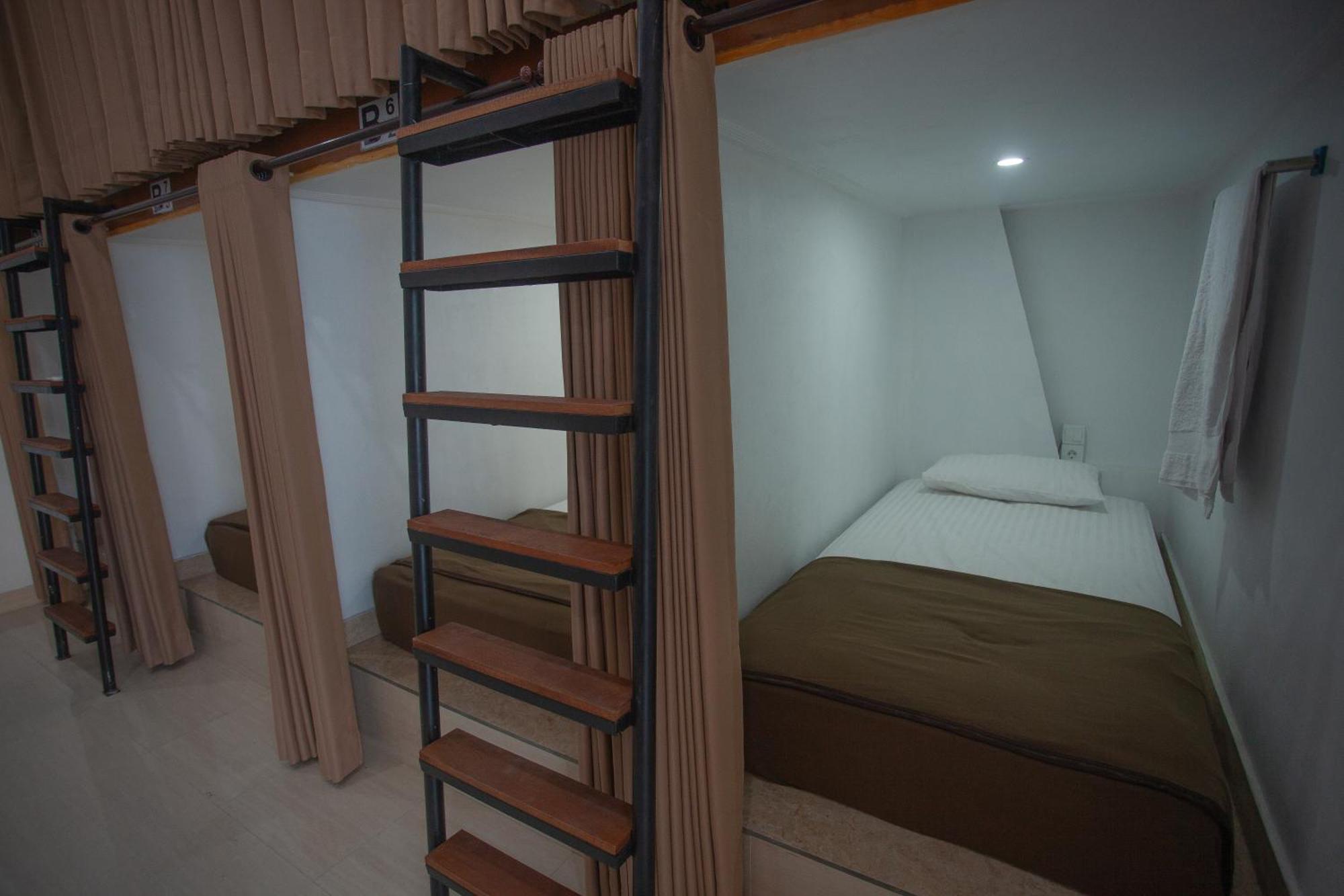 Lucky Hostel Batununggul Екстер'єр фото