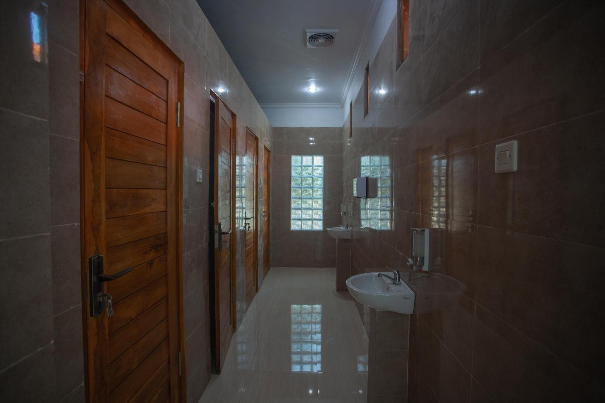 Lucky Hostel Batununggul Екстер'єр фото