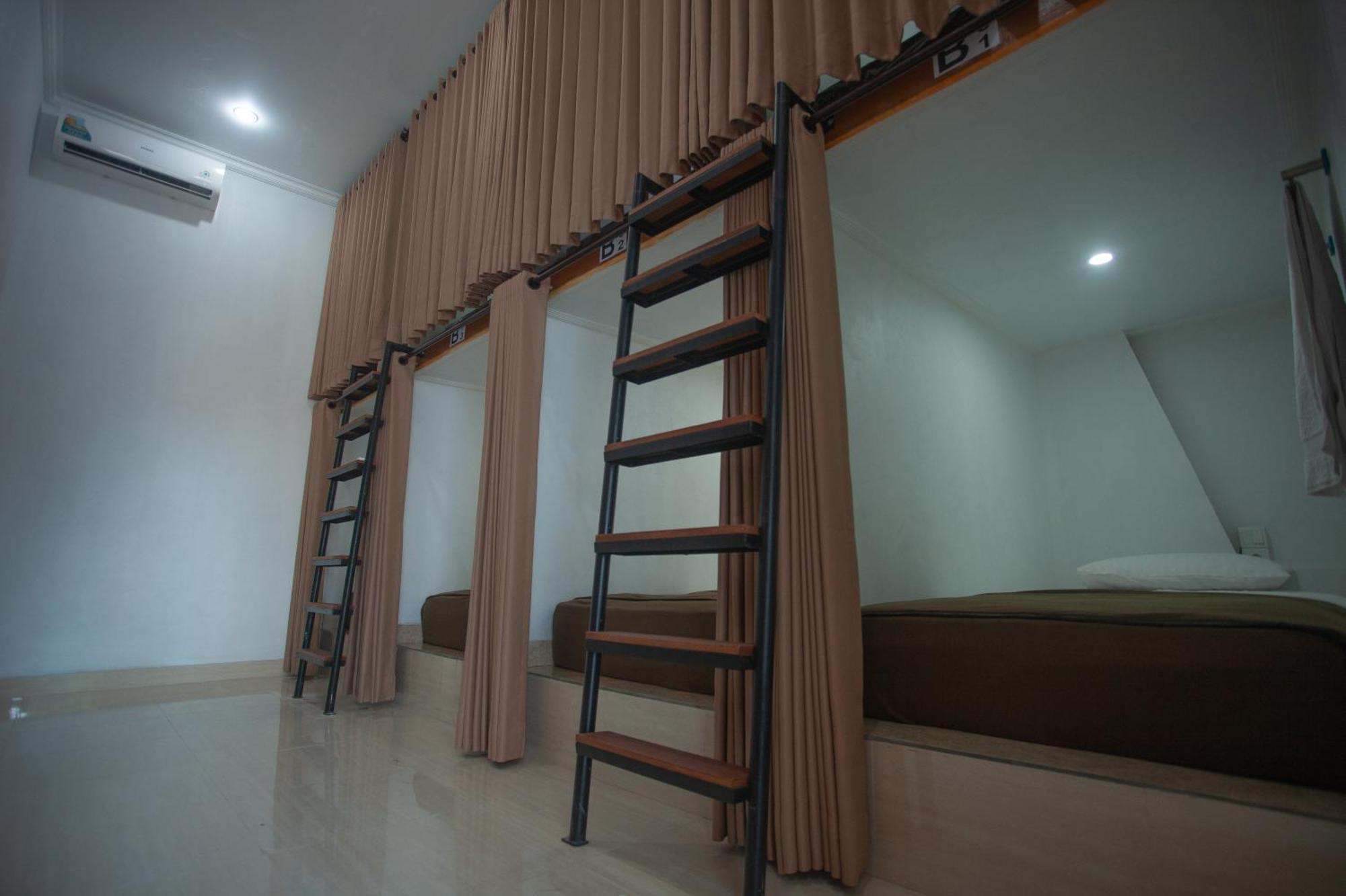 Lucky Hostel Batununggul Екстер'єр фото