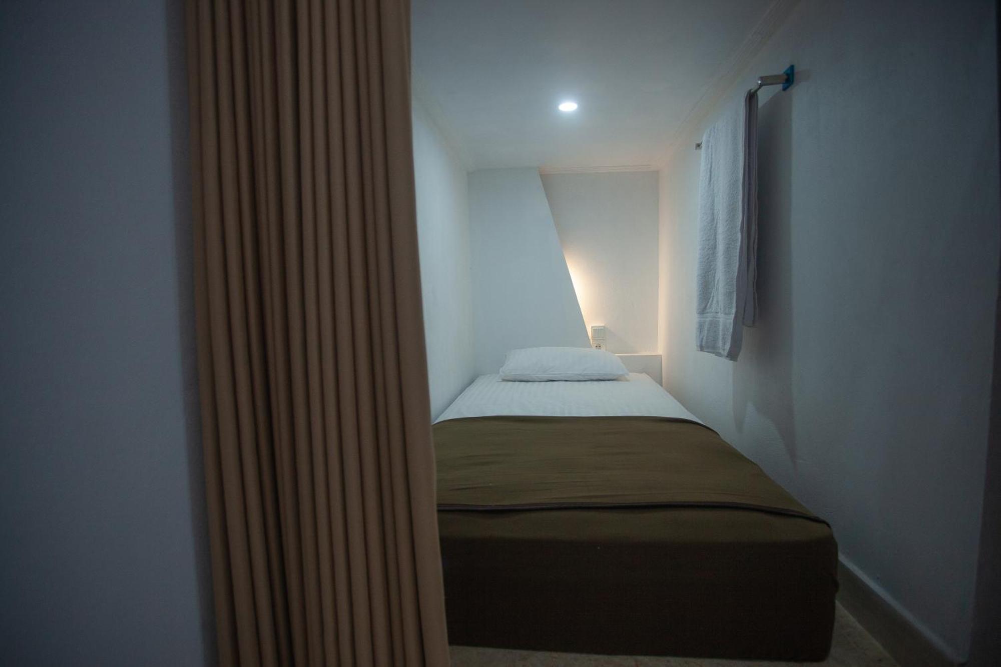 Lucky Hostel Batununggul Екстер'єр фото
