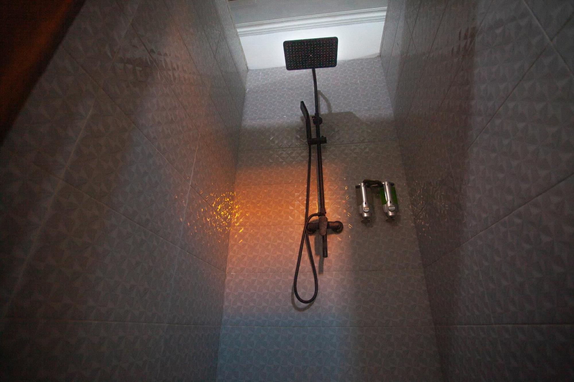 Lucky Hostel Batununggul Екстер'єр фото
