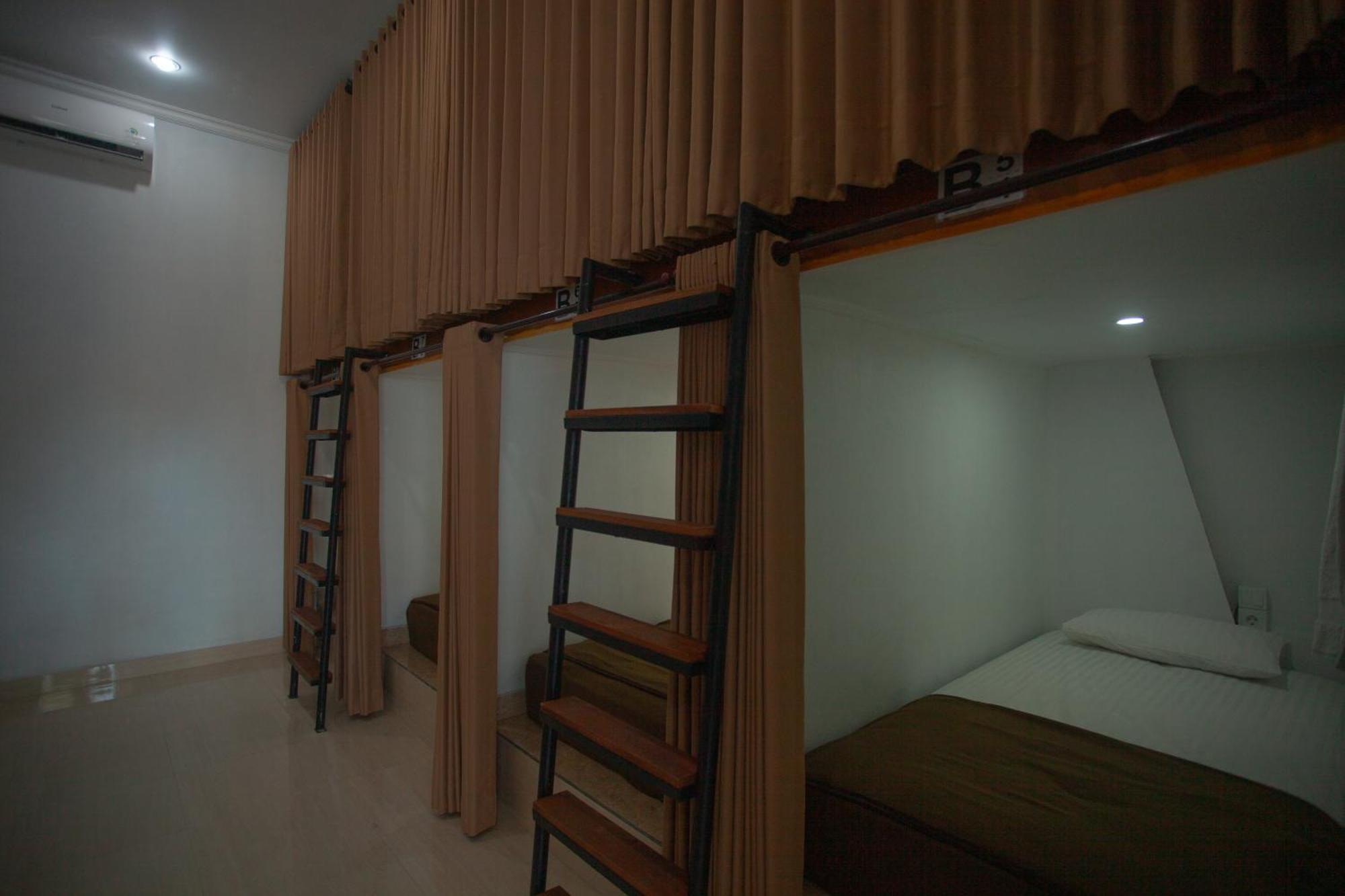 Lucky Hostel Batununggul Екстер'єр фото