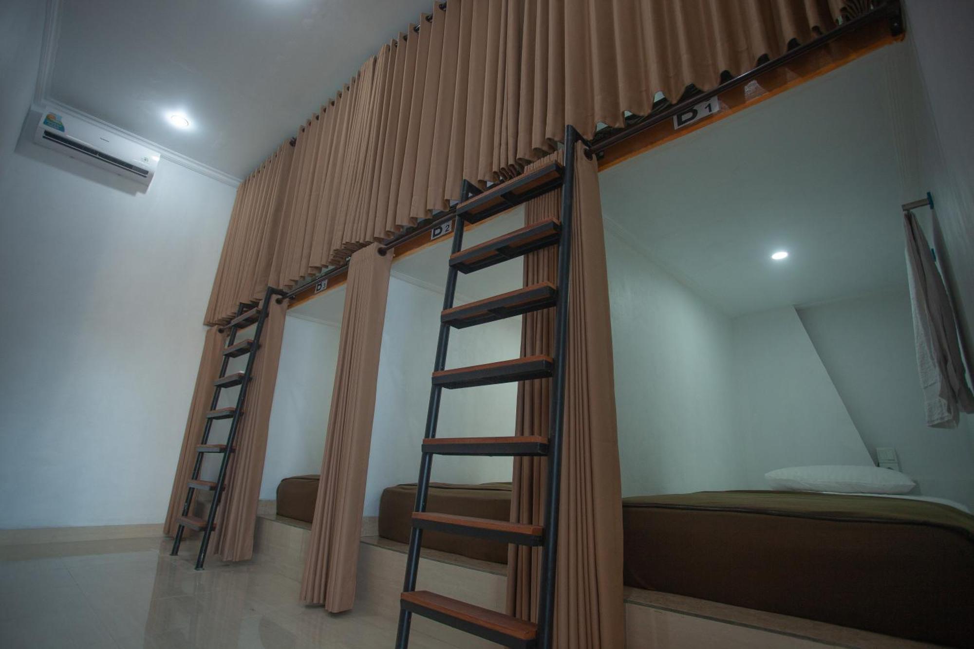 Lucky Hostel Batununggul Екстер'єр фото