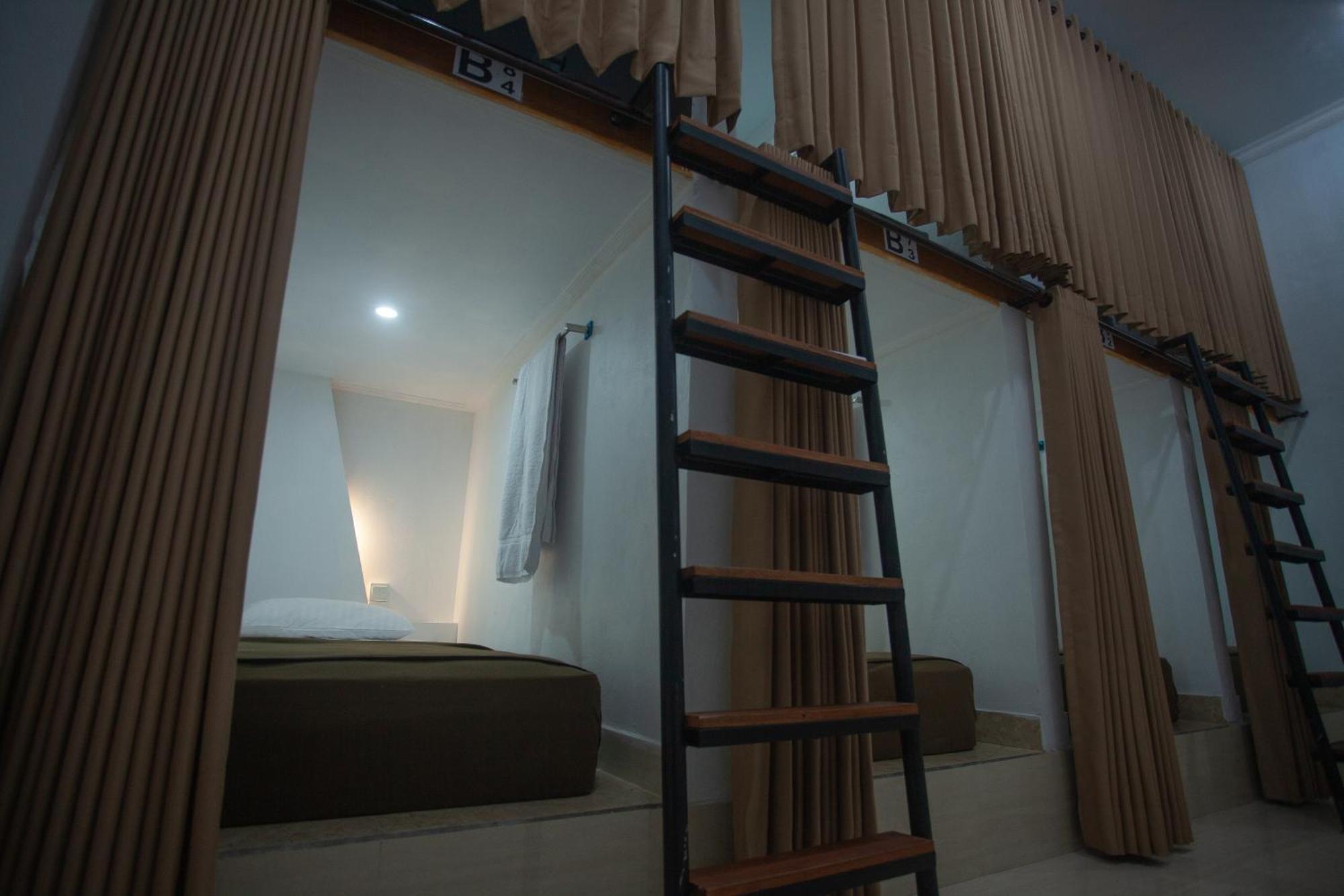 Lucky Hostel Batununggul Екстер'єр фото