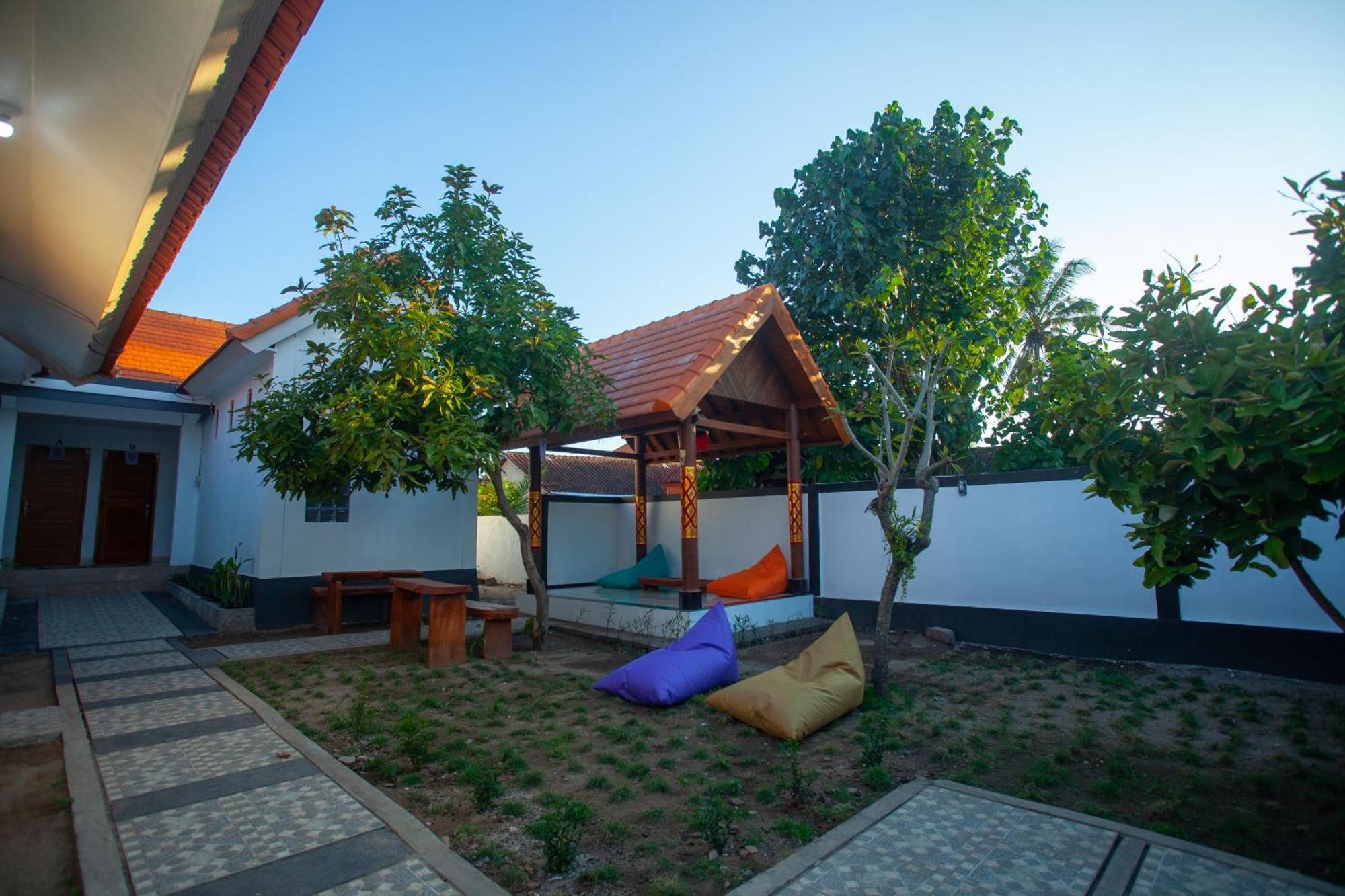 Lucky Hostel Batununggul Екстер'єр фото