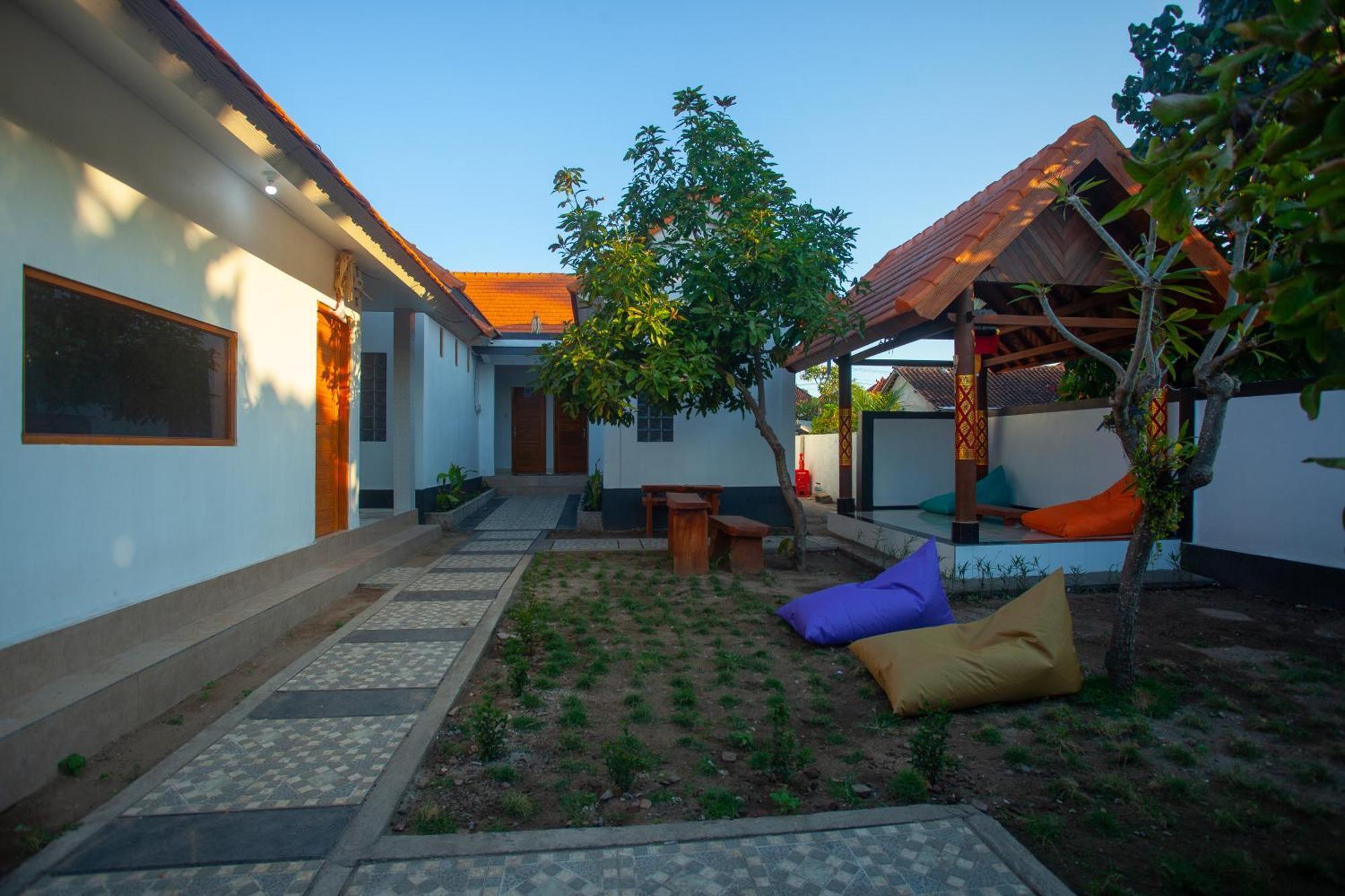 Lucky Hostel Batununggul Екстер'єр фото