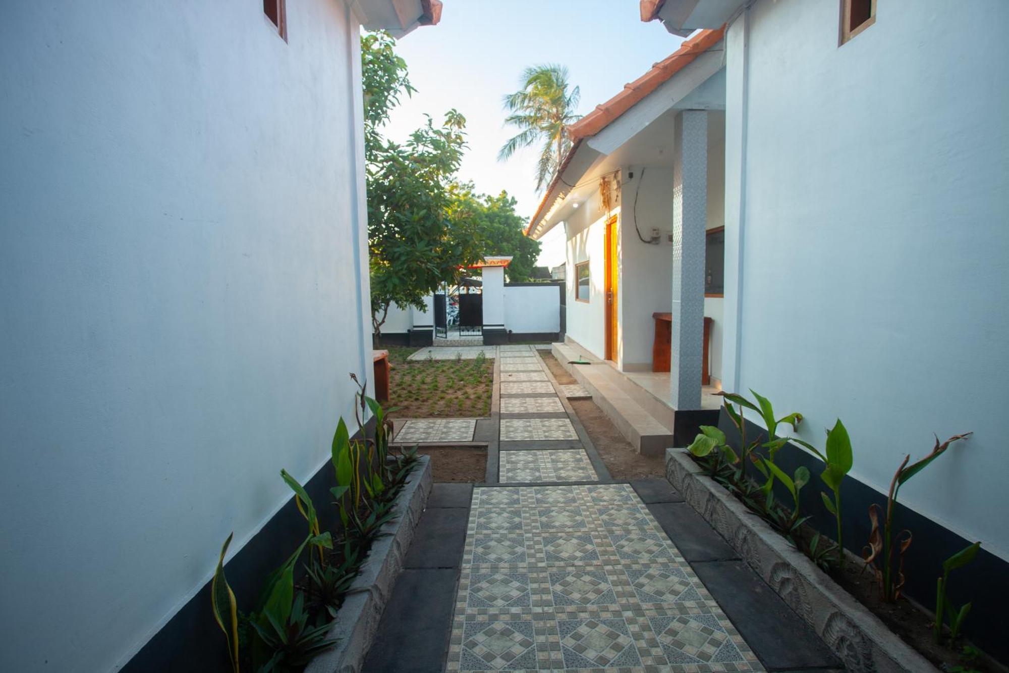 Lucky Hostel Batununggul Екстер'єр фото