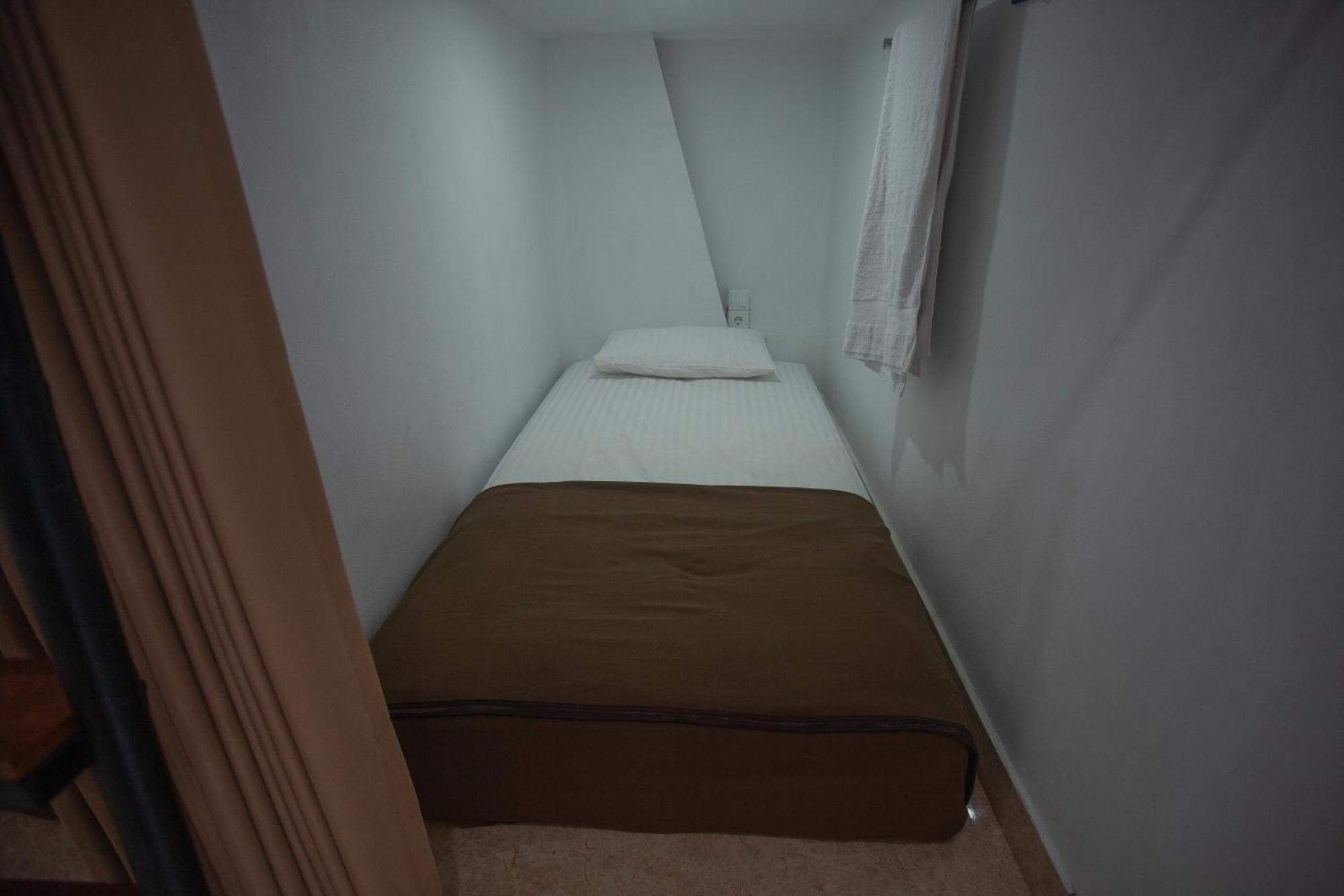 Lucky Hostel Batununggul Екстер'єр фото